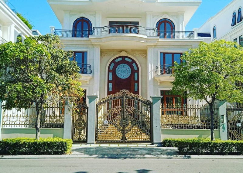 CAST ALUMINUM GATE AND FENCE...